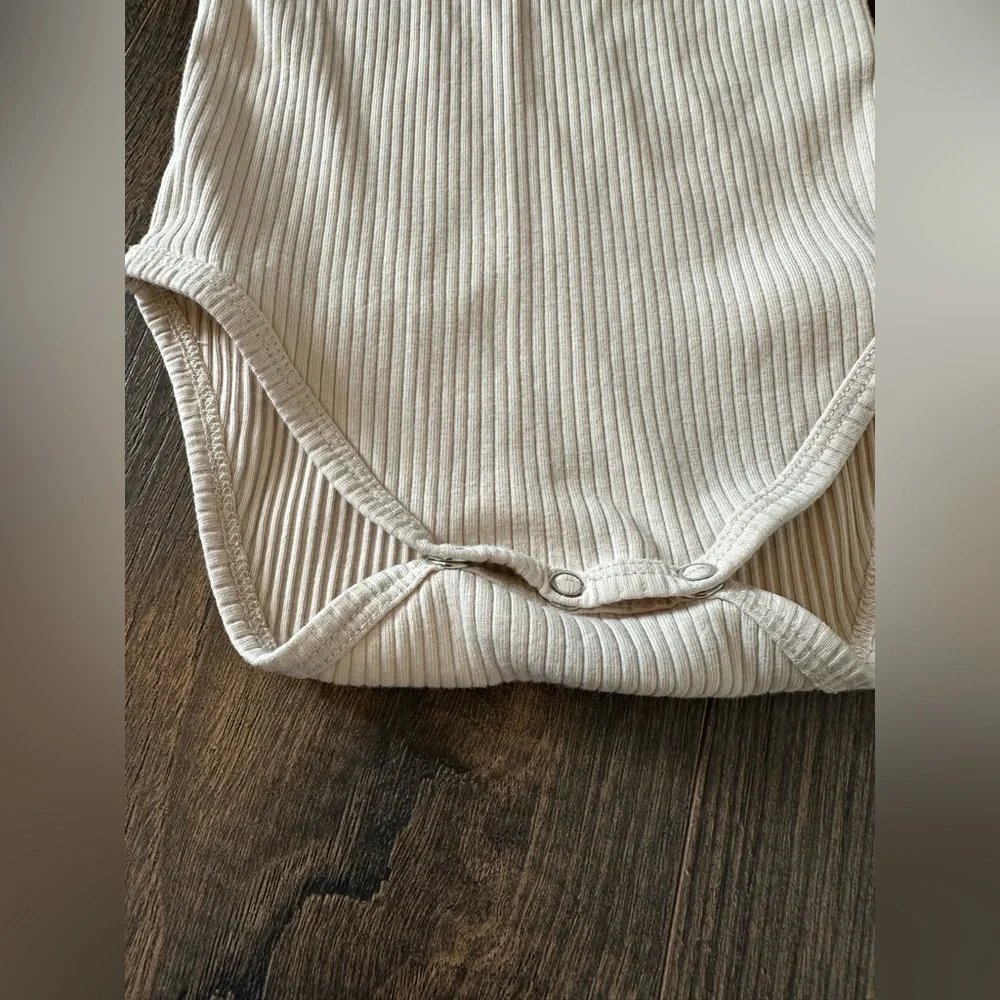Quincy Mae Ribbed Long Sleeve Bodysuit Natural Size 6-12 Months